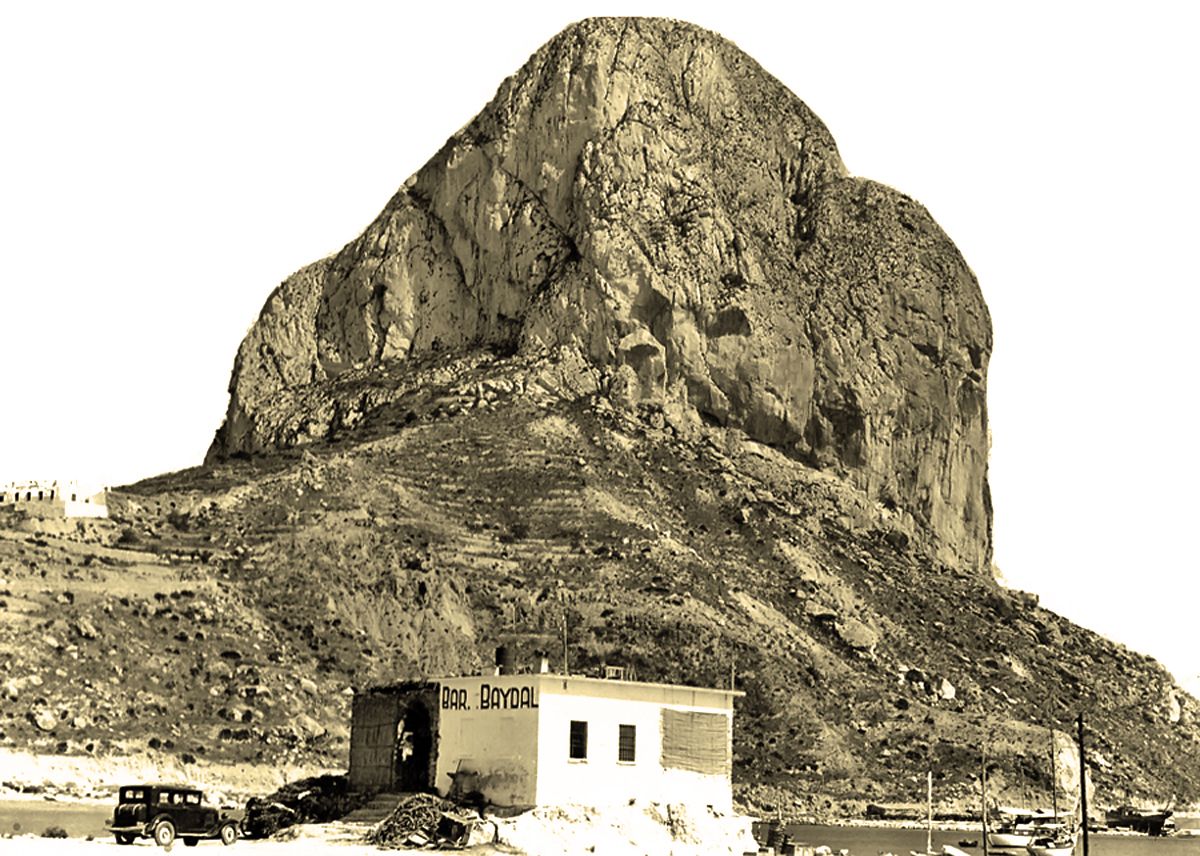 El peñón de Ifach y una edificación a sus pies, en una fotografía histórica de Calp
